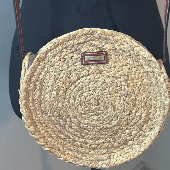 Sun N’ Sand Seagrass Round straw crossbody bag - Picture 3 of 9